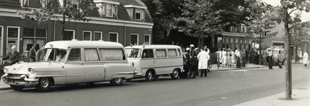 603792 Afbeelding van een oploop op de Koningsweg te Utrecht, met politie en een ambulance (met kapotte voorruit).